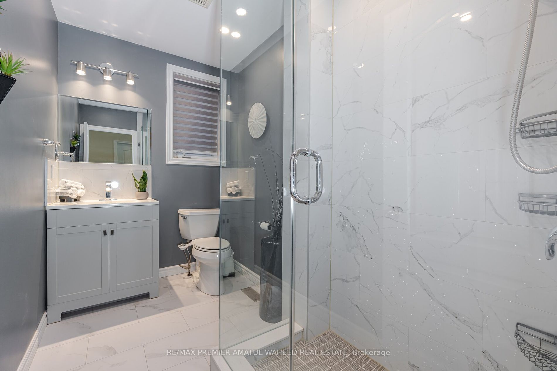 123 Royview Cres