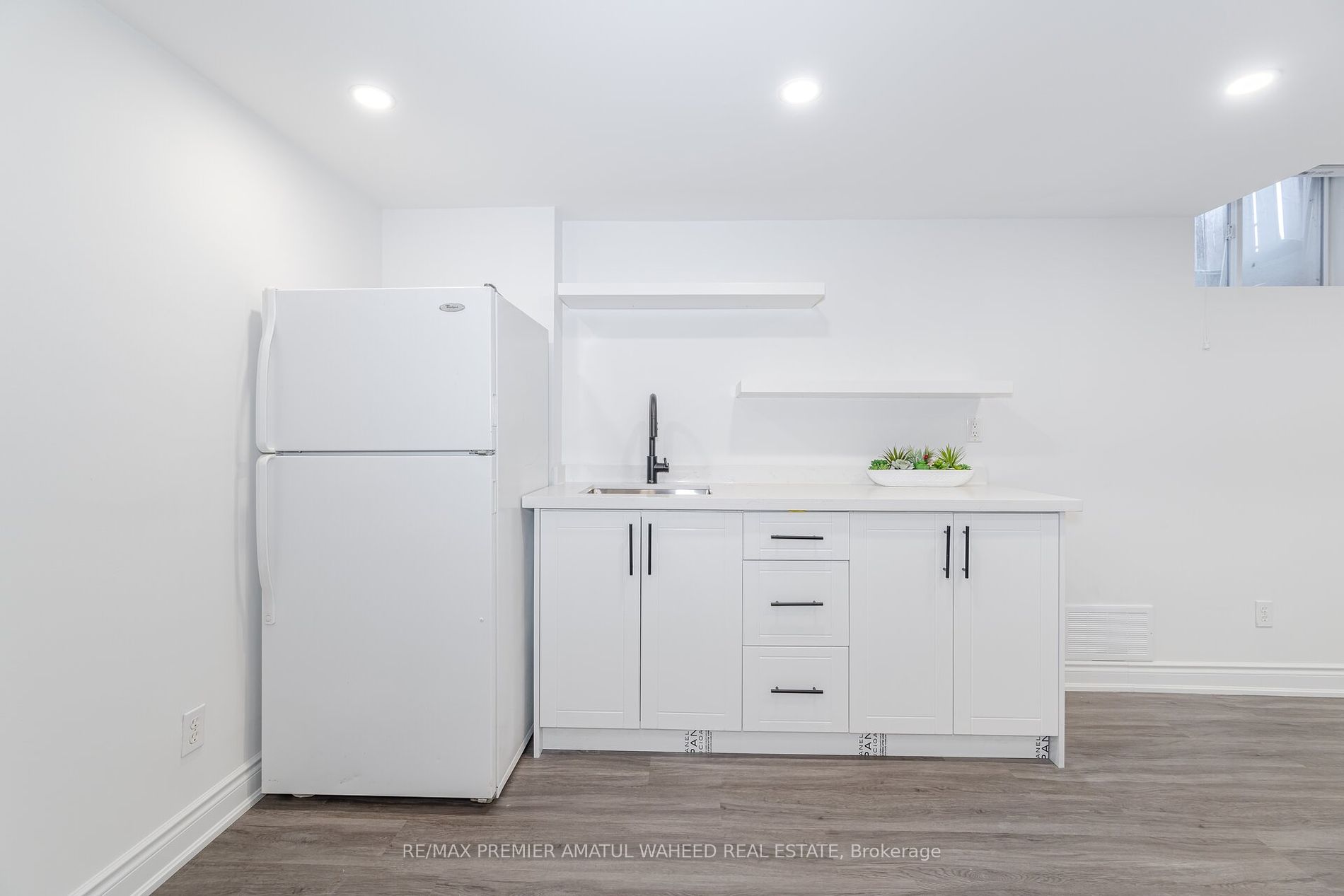 123 Royview Cres