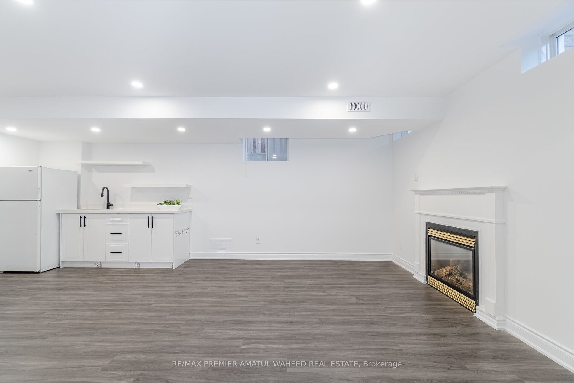 123 Royview Cres