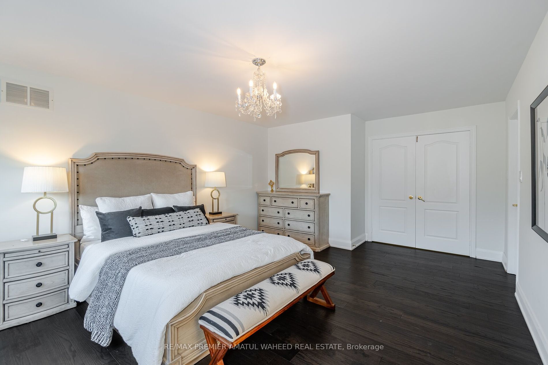 123 Royview Cres