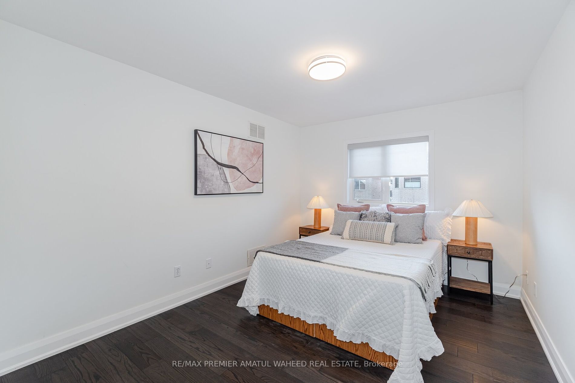 123 Royview Cres