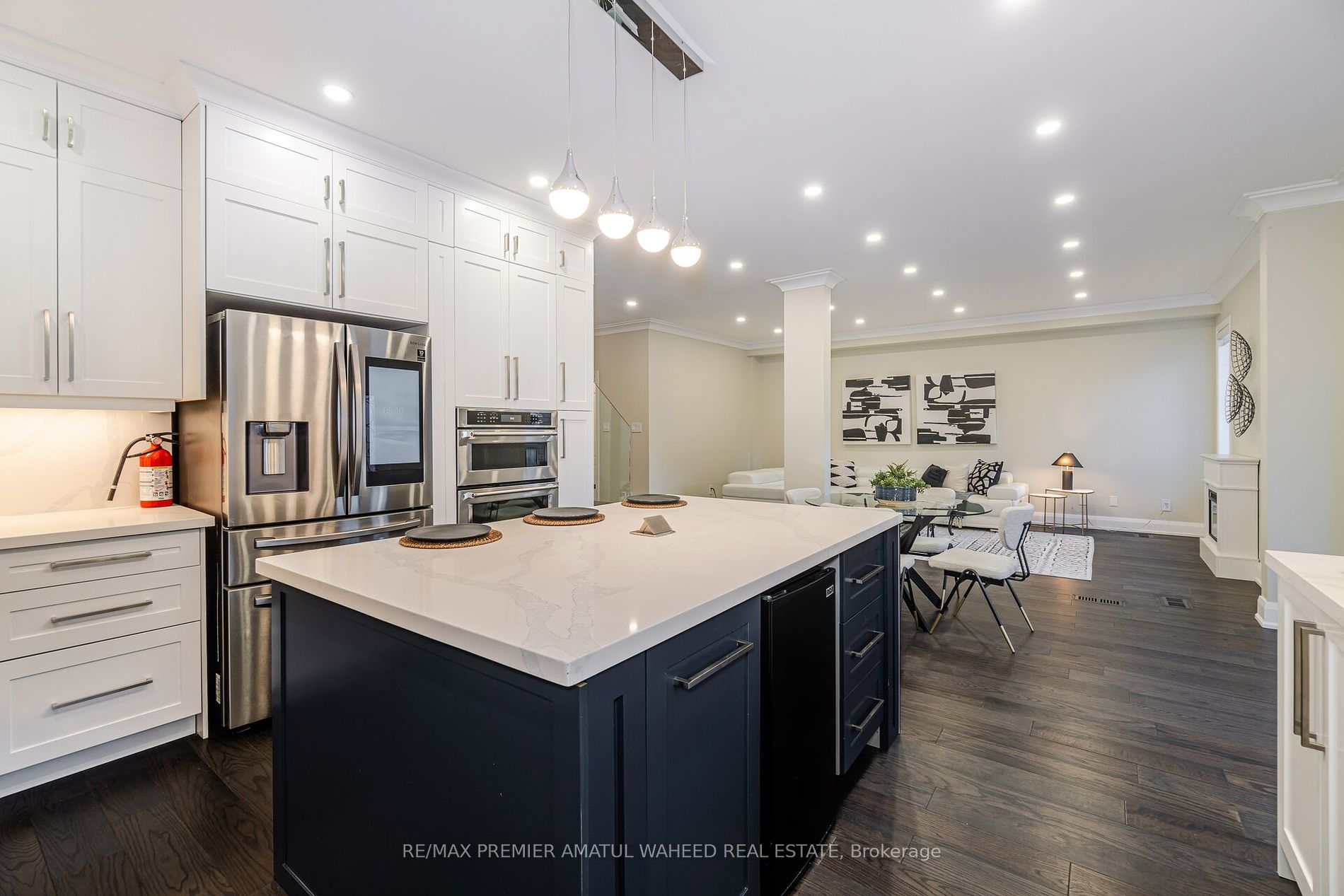 123 Royview Cres