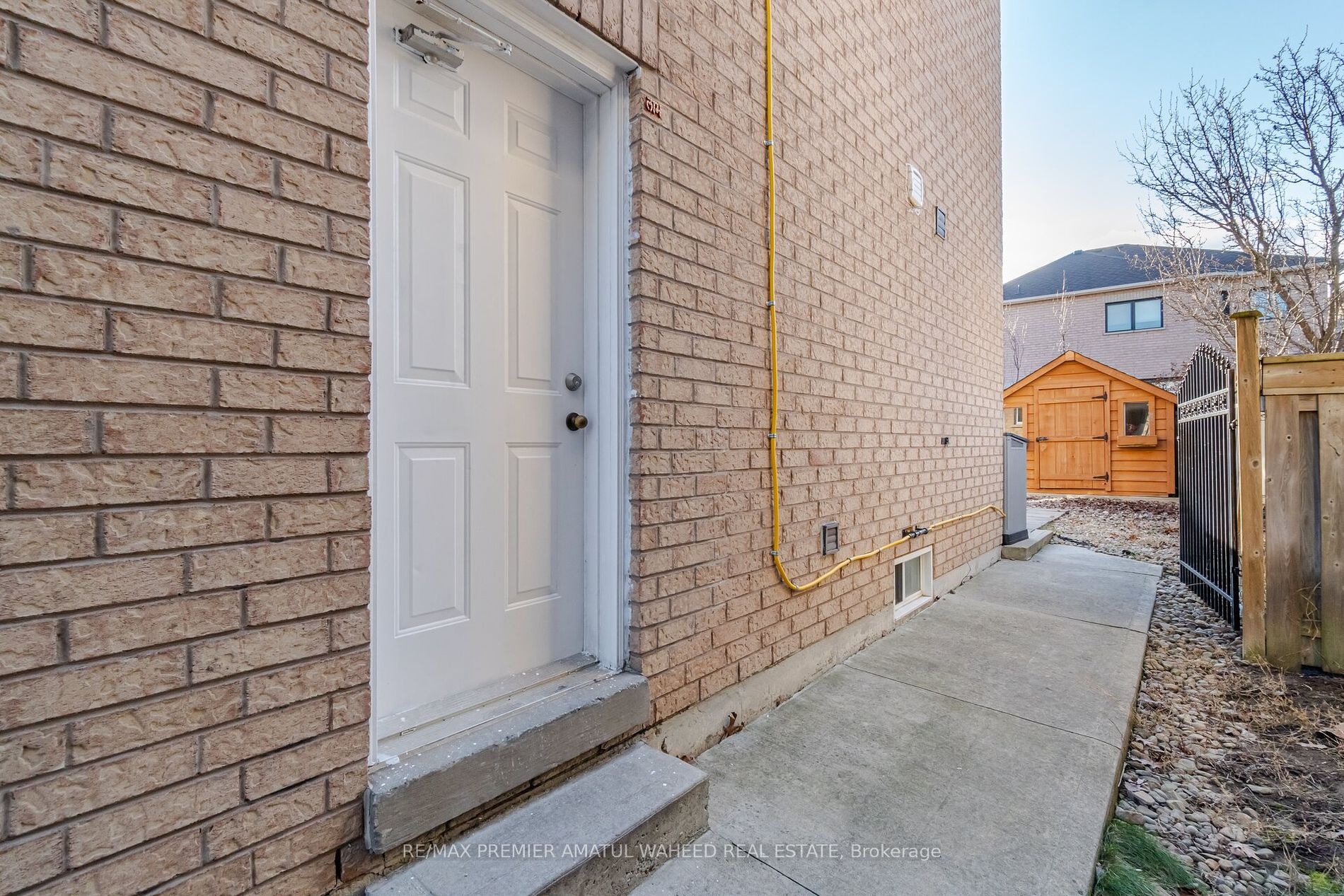 123 Royview Cres