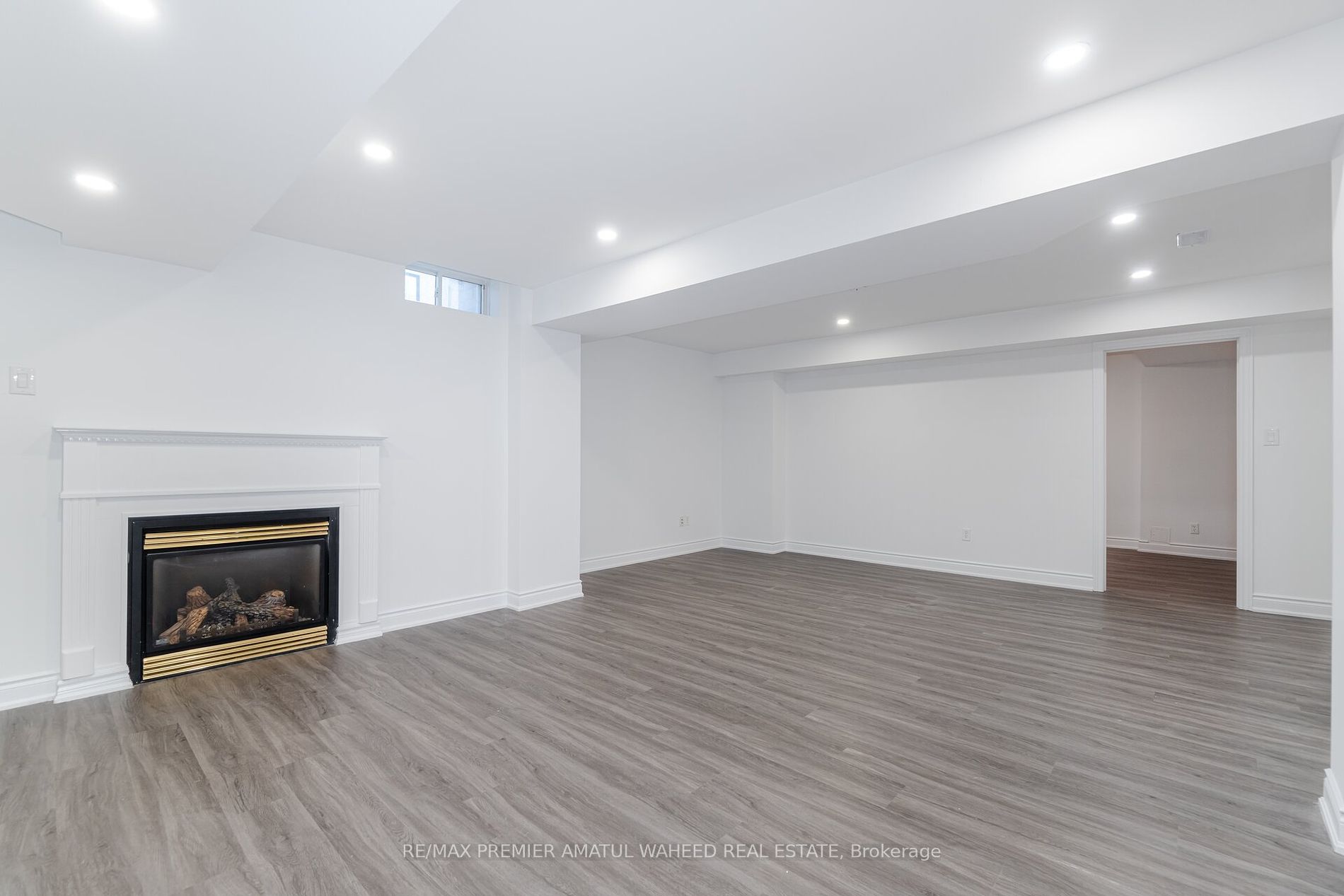 123 Royview Cres
