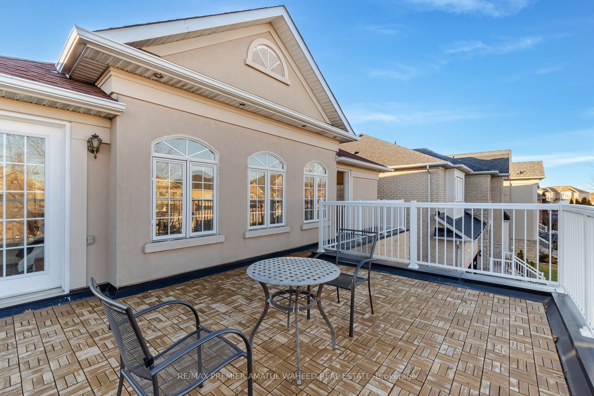 123 Royview Cres