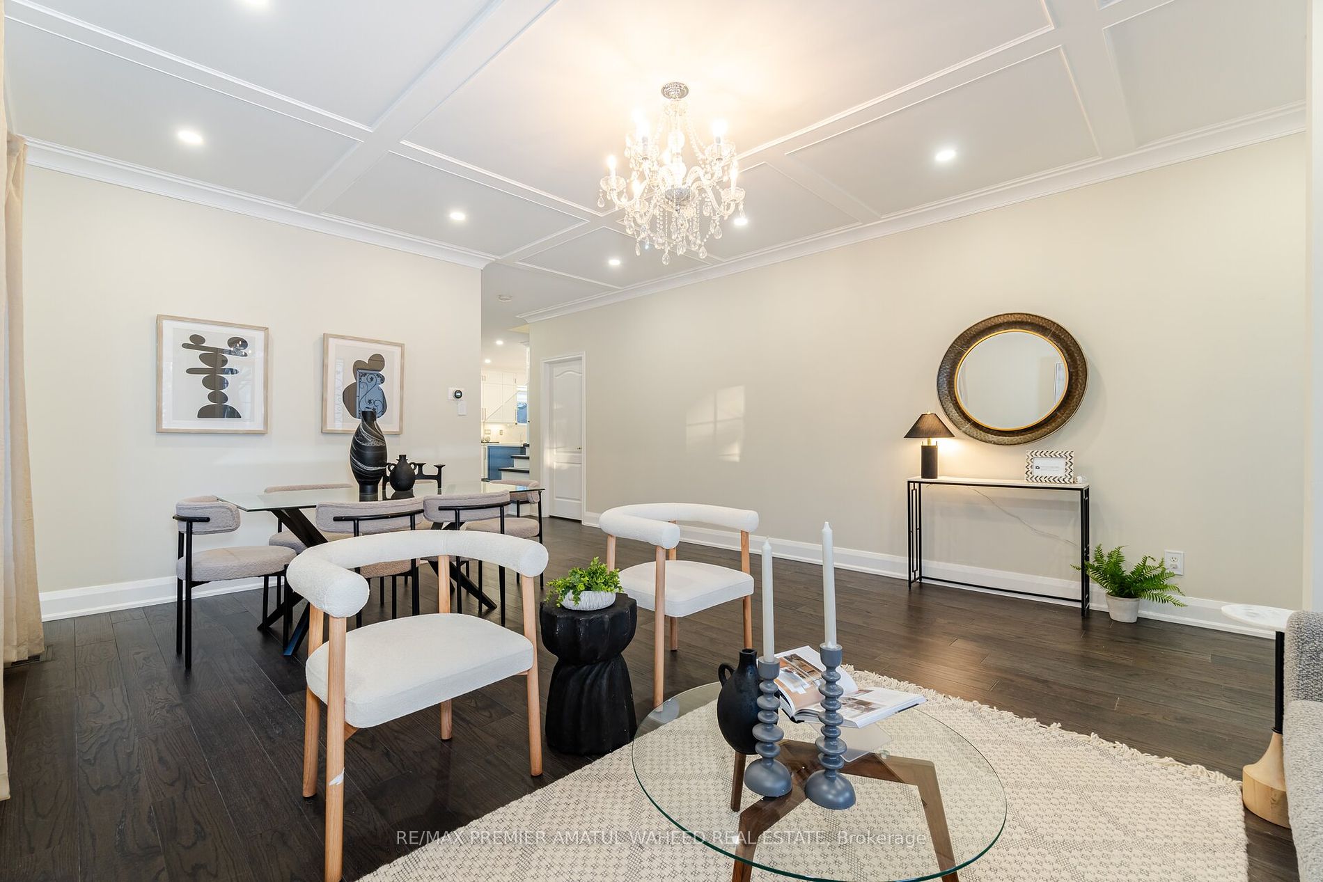 123 Royview Cres