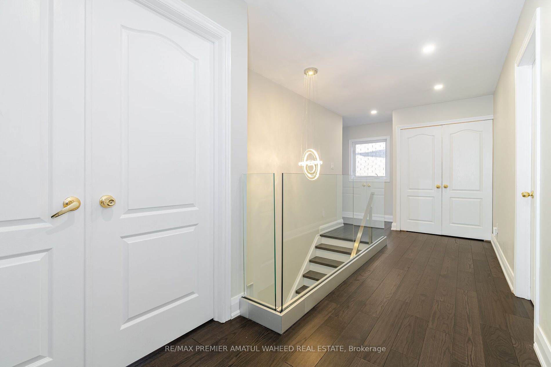 123 Royview Cres