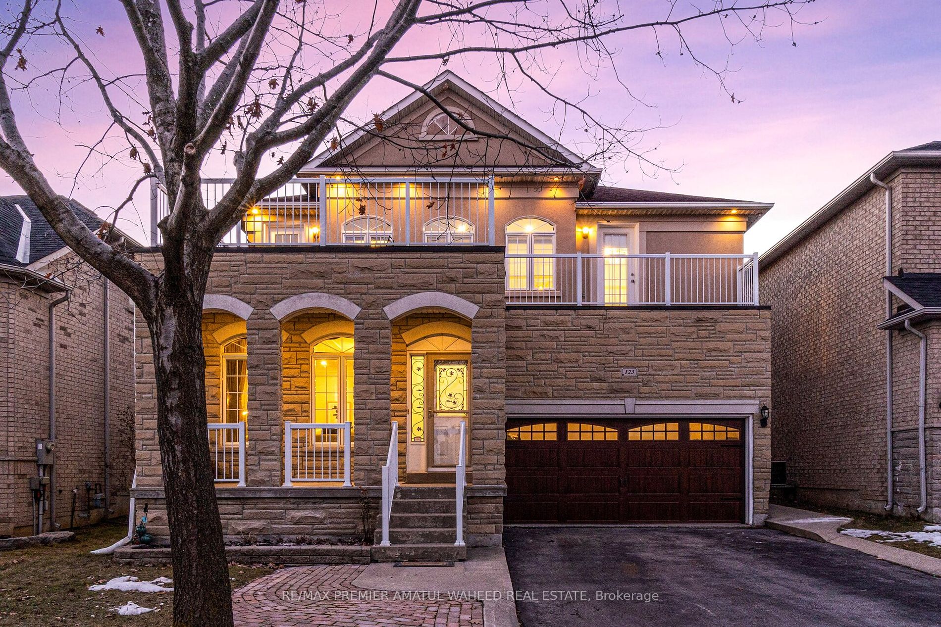 123 Royview Cres