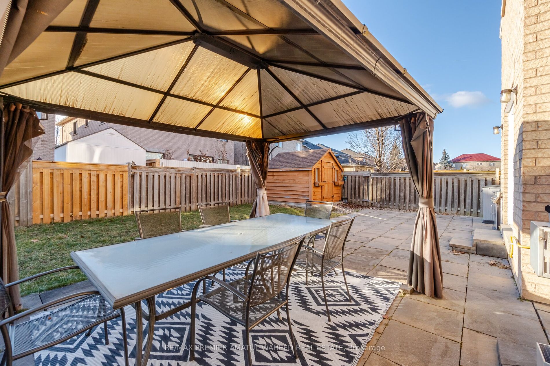 123 Royview Cres