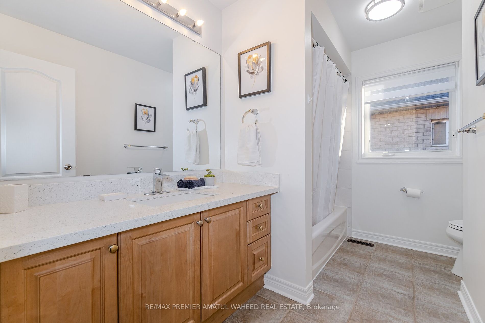 123 Royview Cres