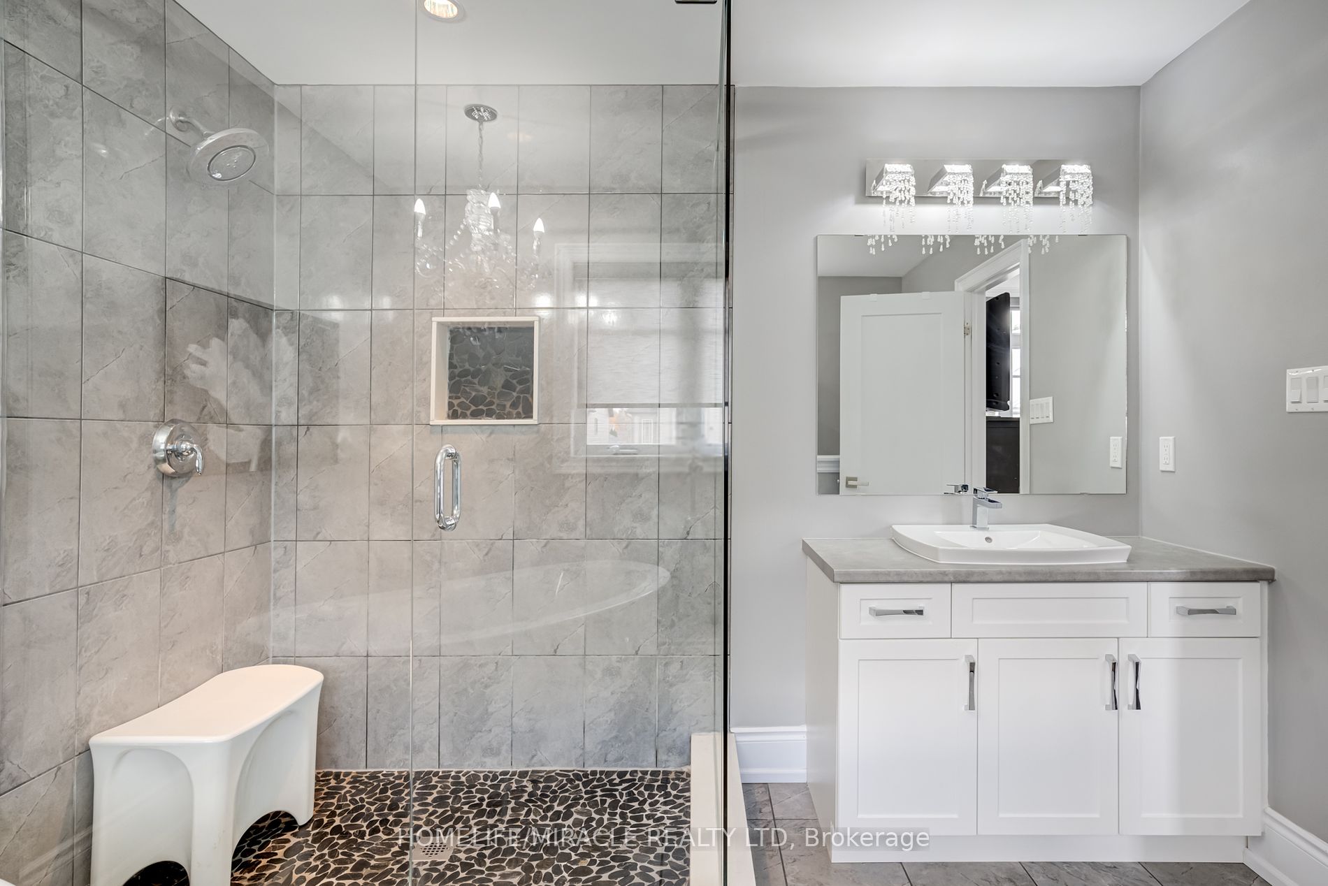 48 Carleton Tr