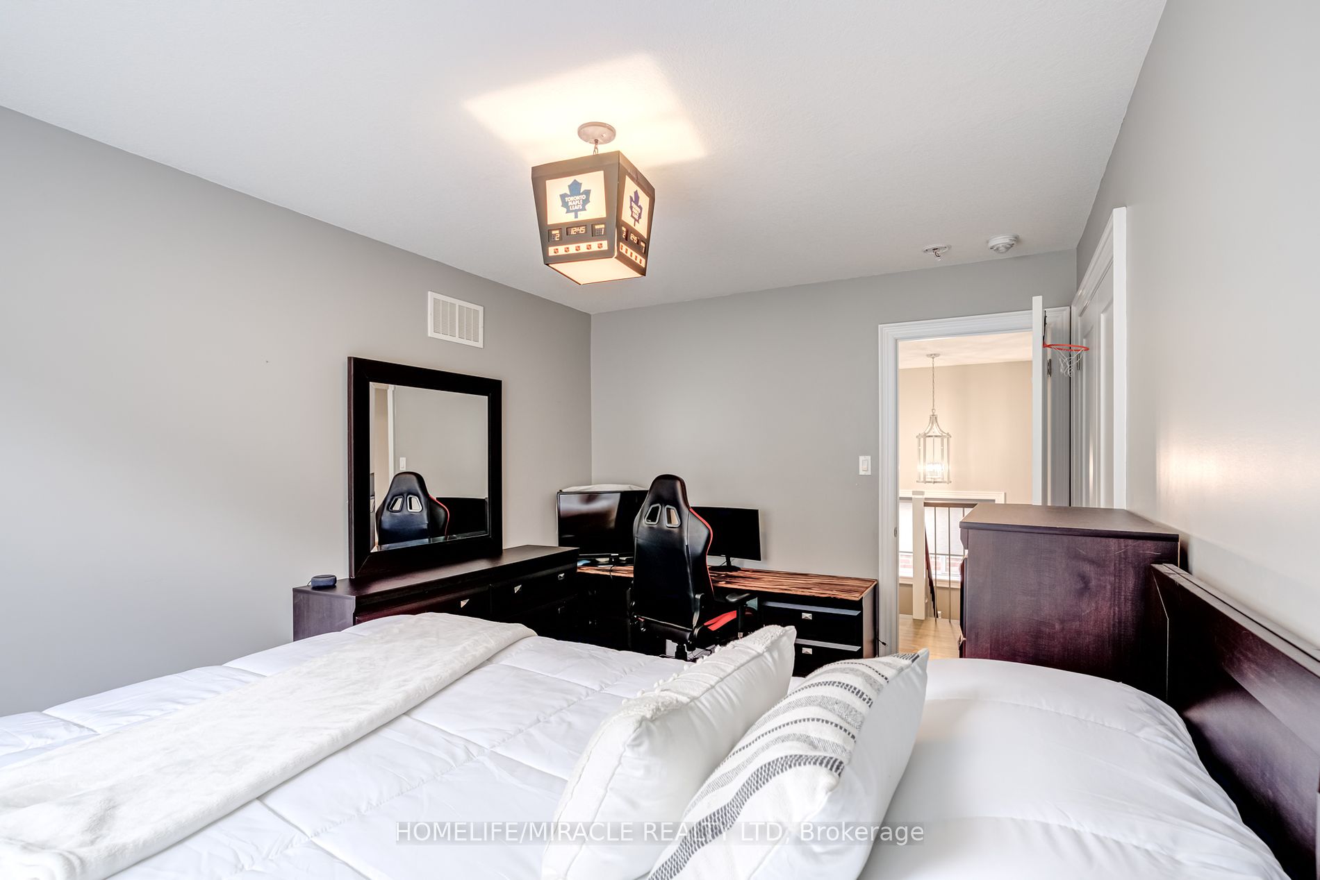 48 Carleton Tr