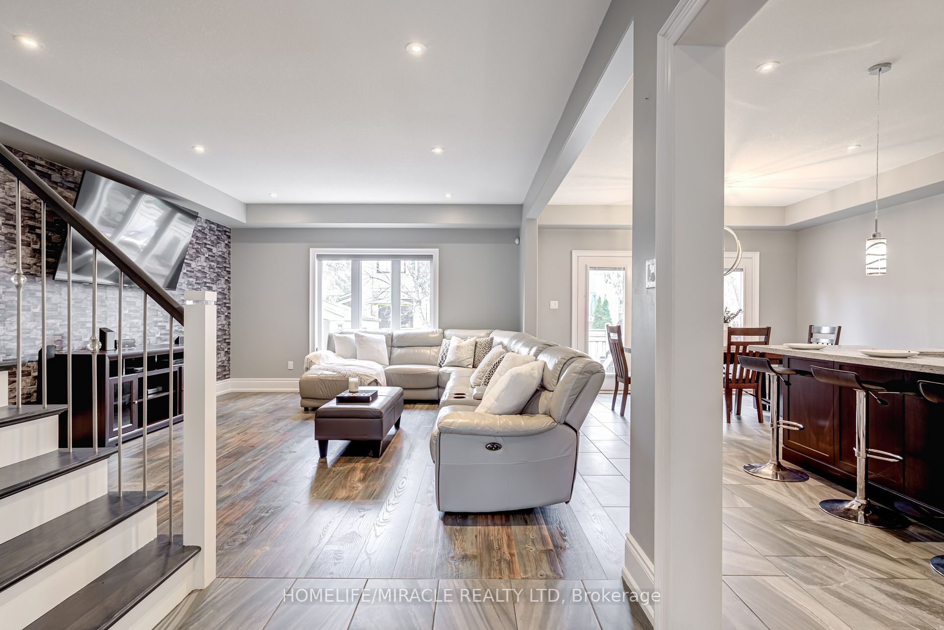 48 Carleton Tr