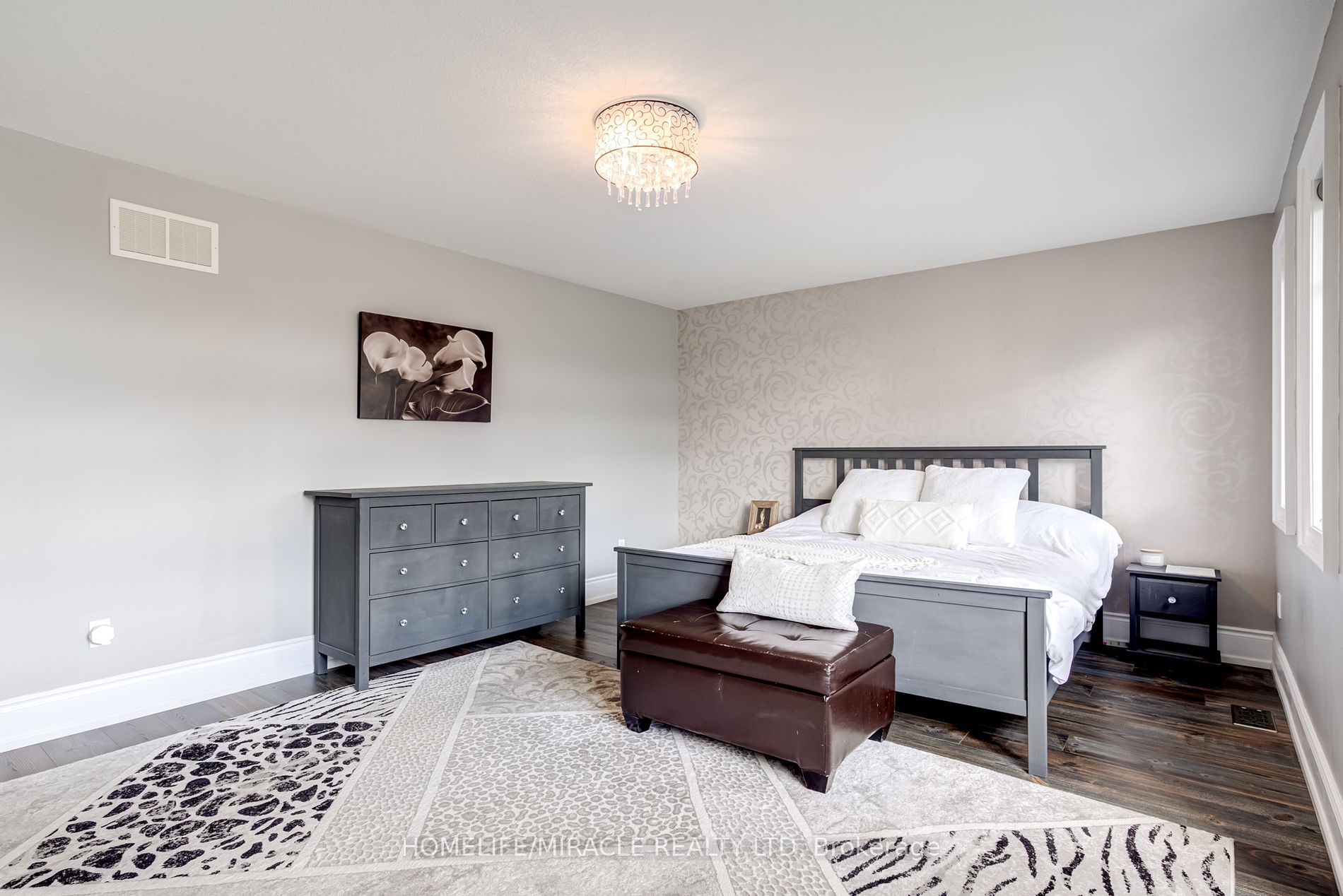 48 Carleton Tr
