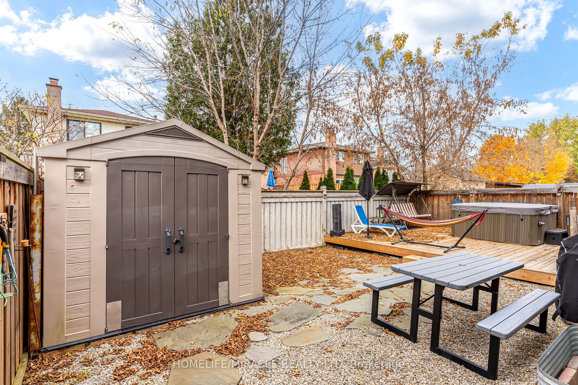 48 Carleton Tr