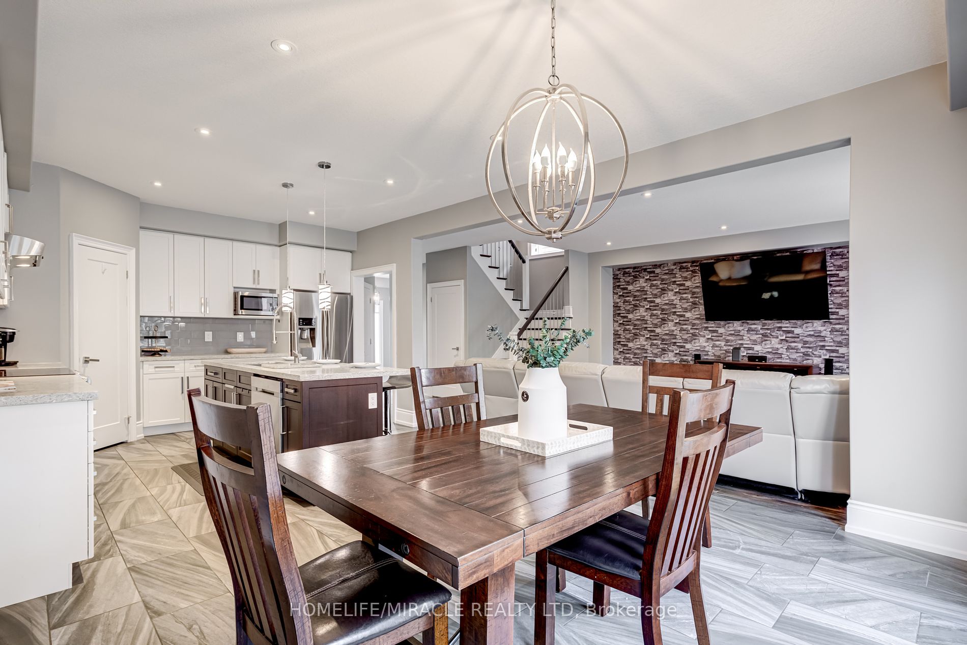 48 Carleton Tr