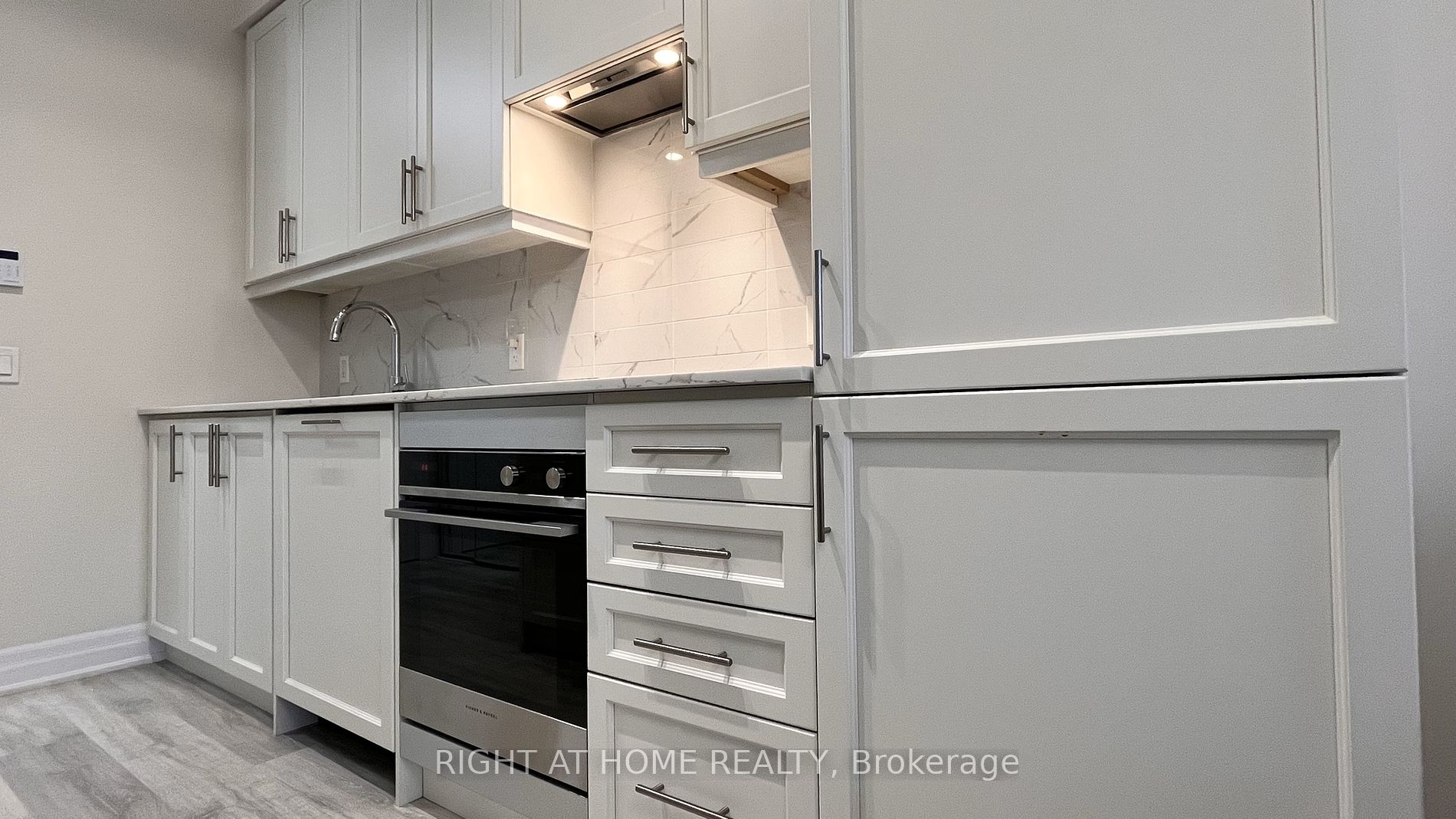 9085 Jane St, #811