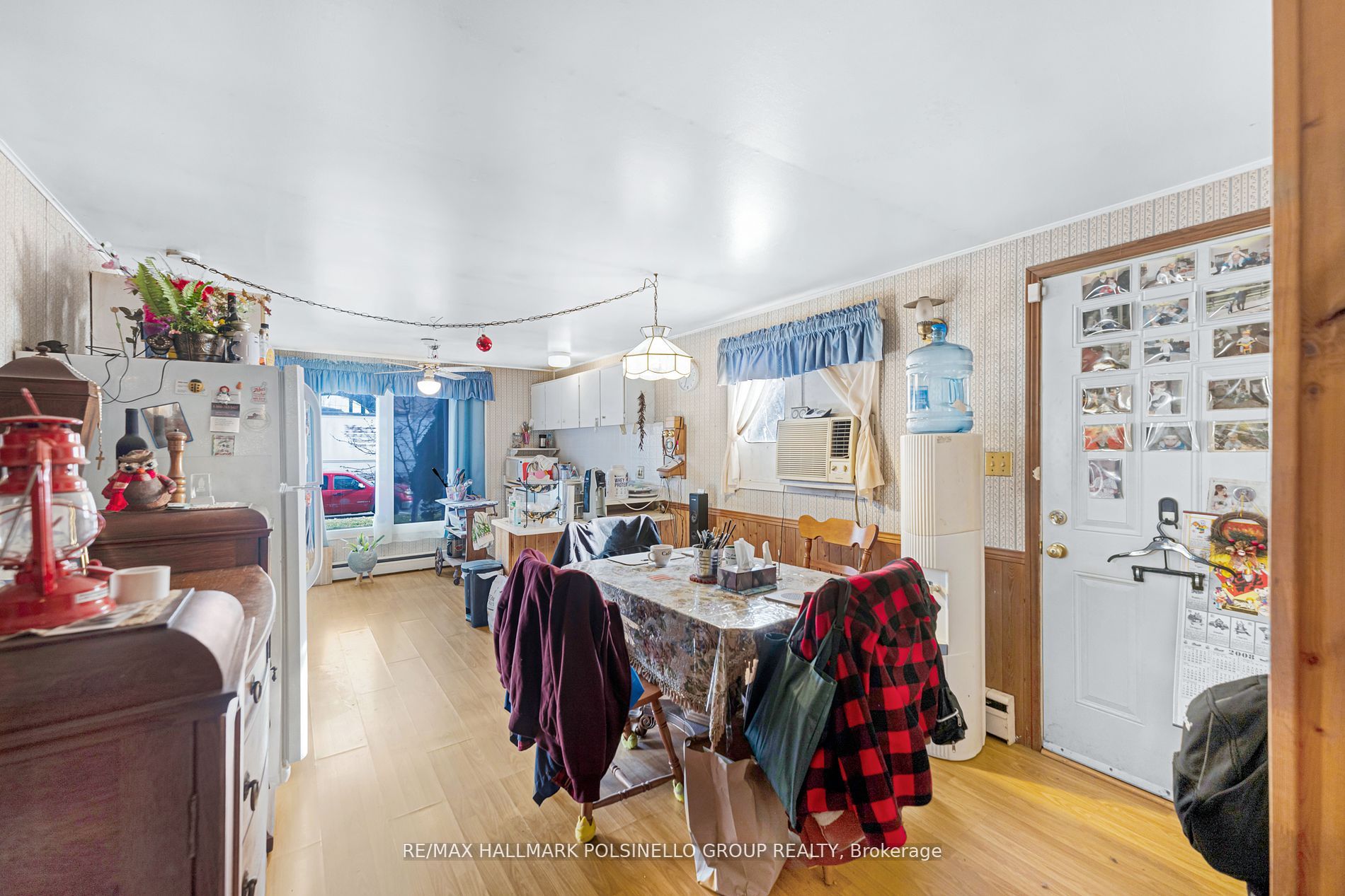 98 Queen St N