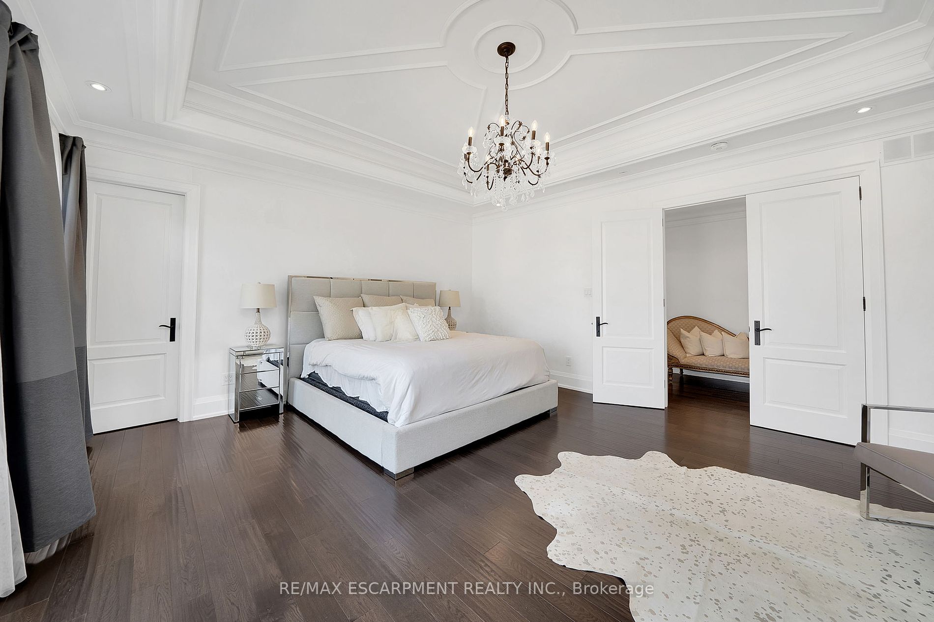 9737 Bathurst St