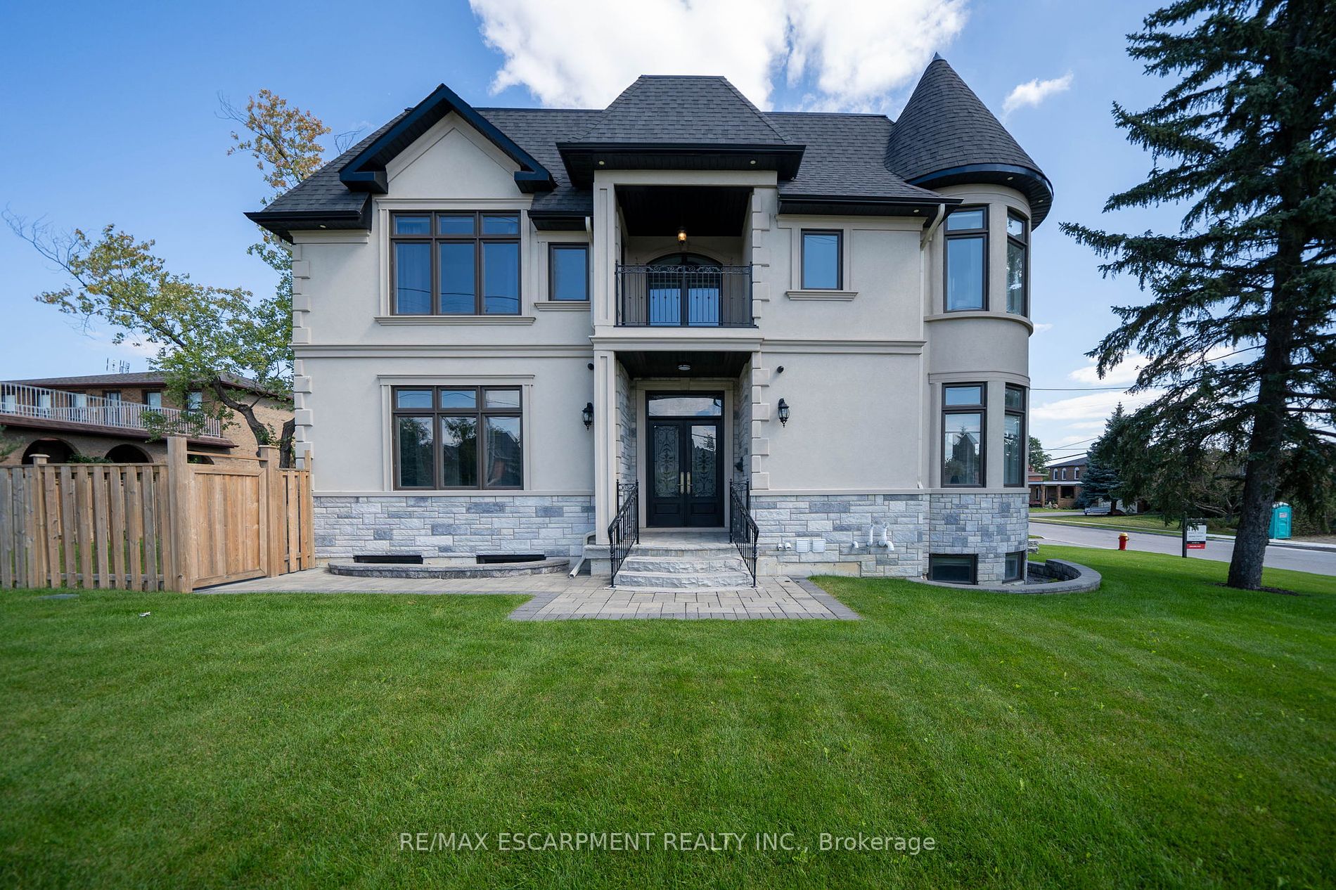 9737 Bathurst St