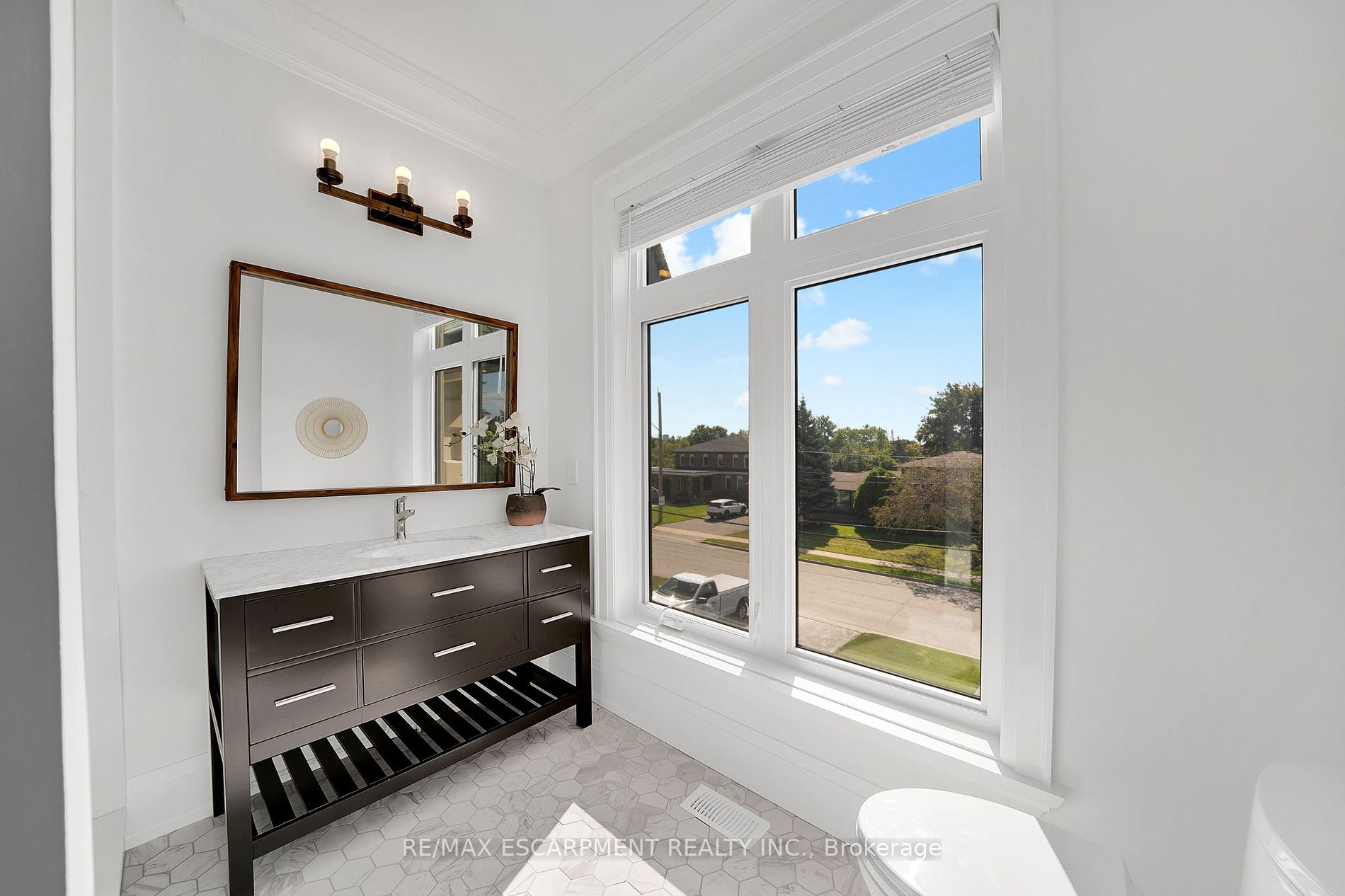 9737 Bathurst St