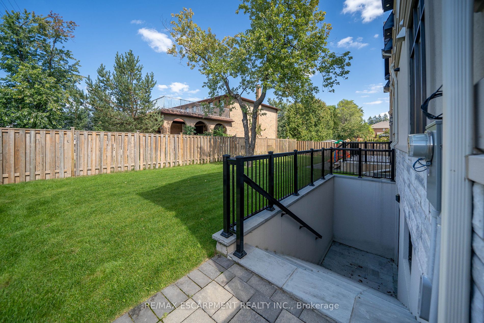 9737 Bathurst St
