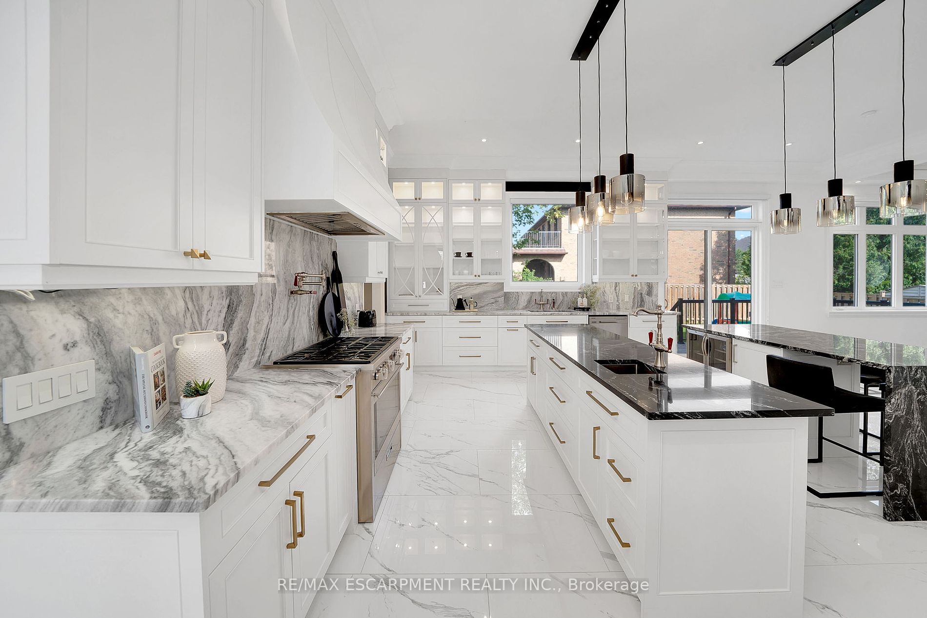 9737 Bathurst St