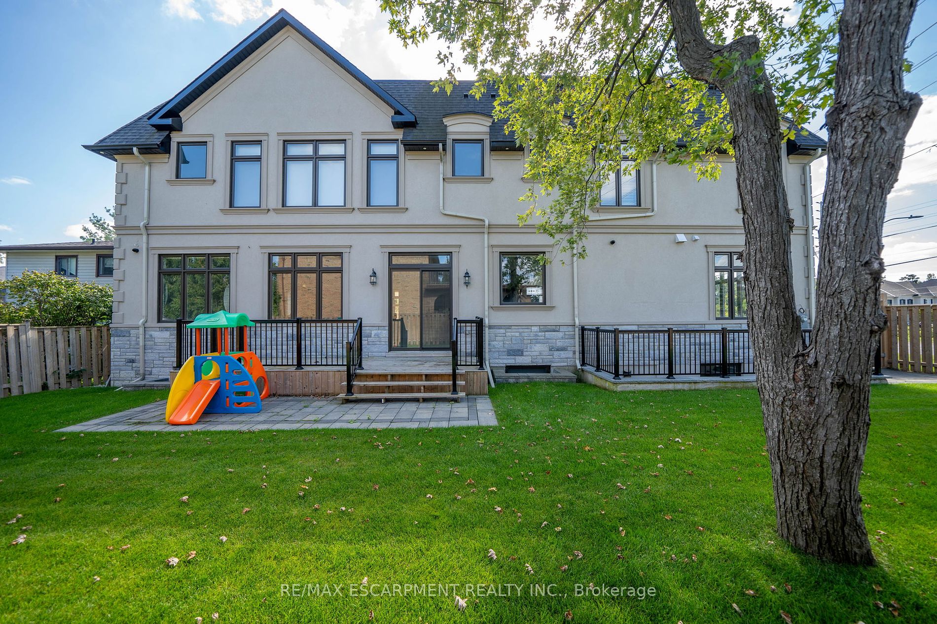 9737 Bathurst St