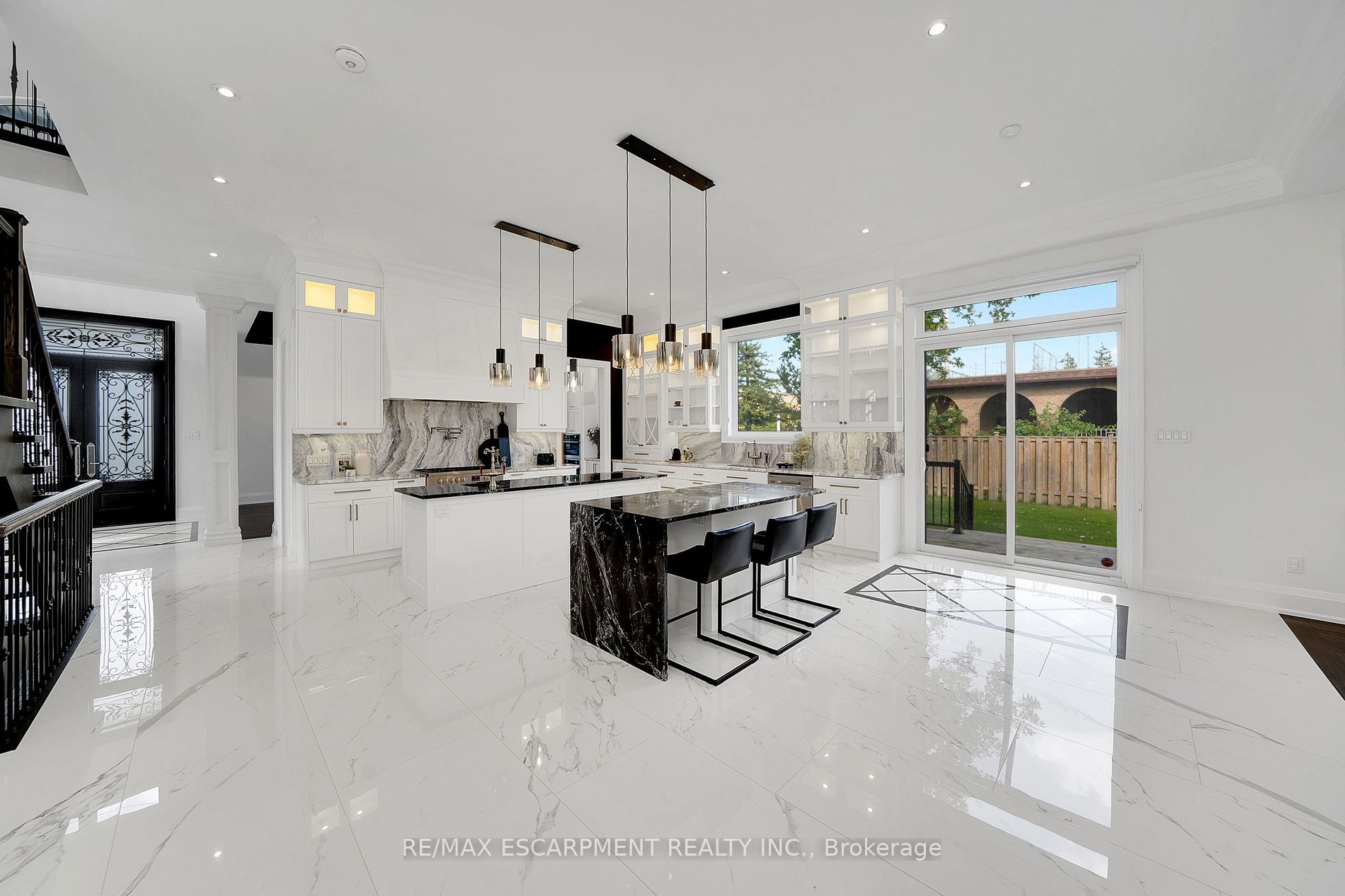 9737 Bathurst St