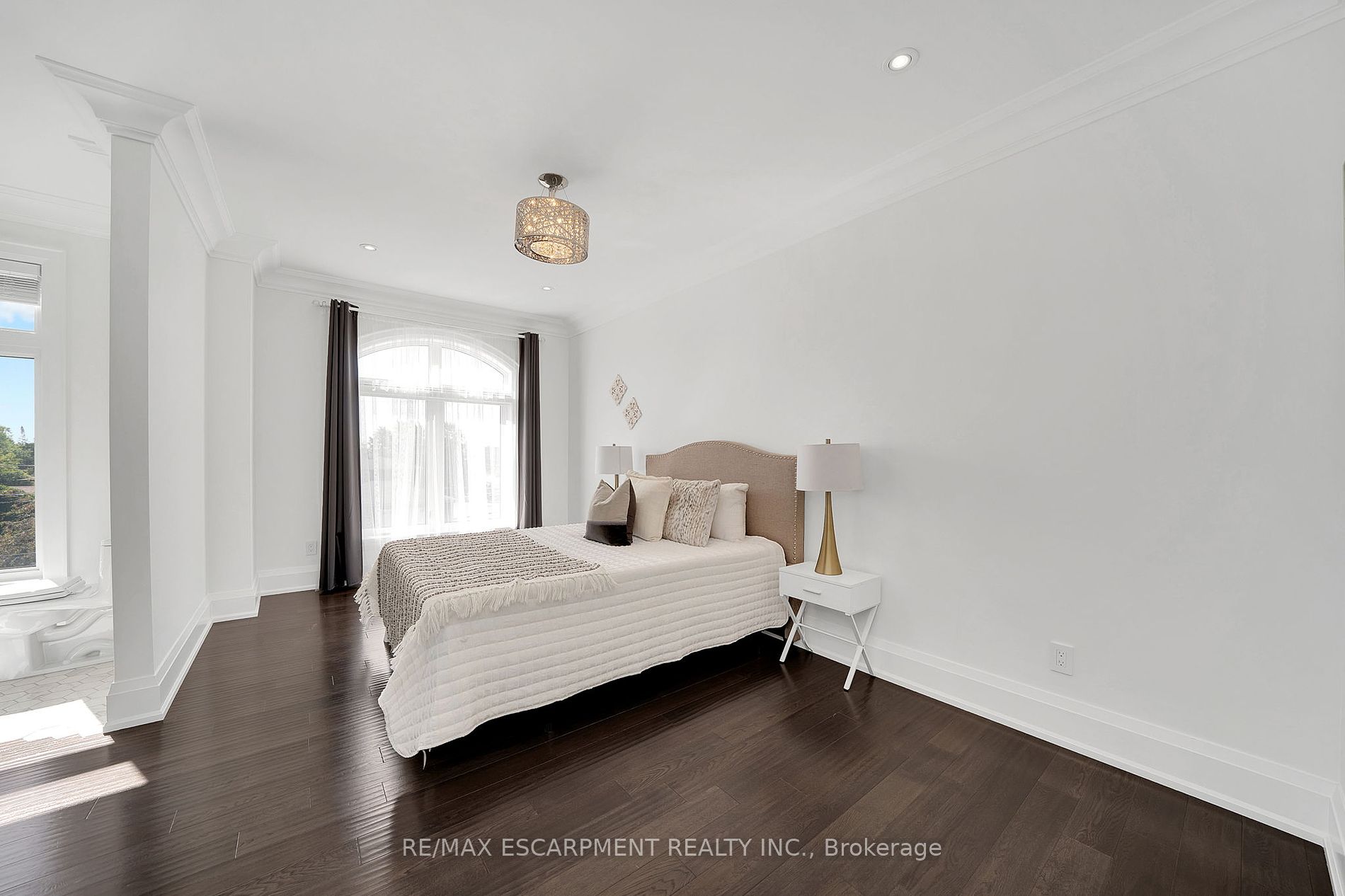 9737 Bathurst St