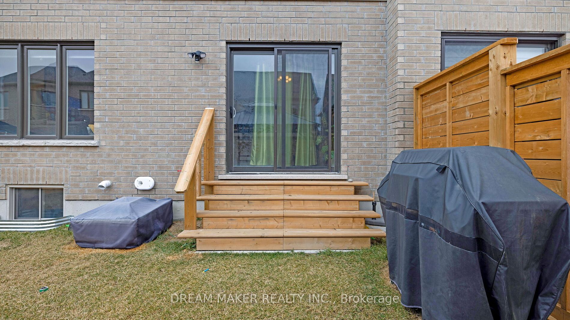 73 Lorne Thomas Place