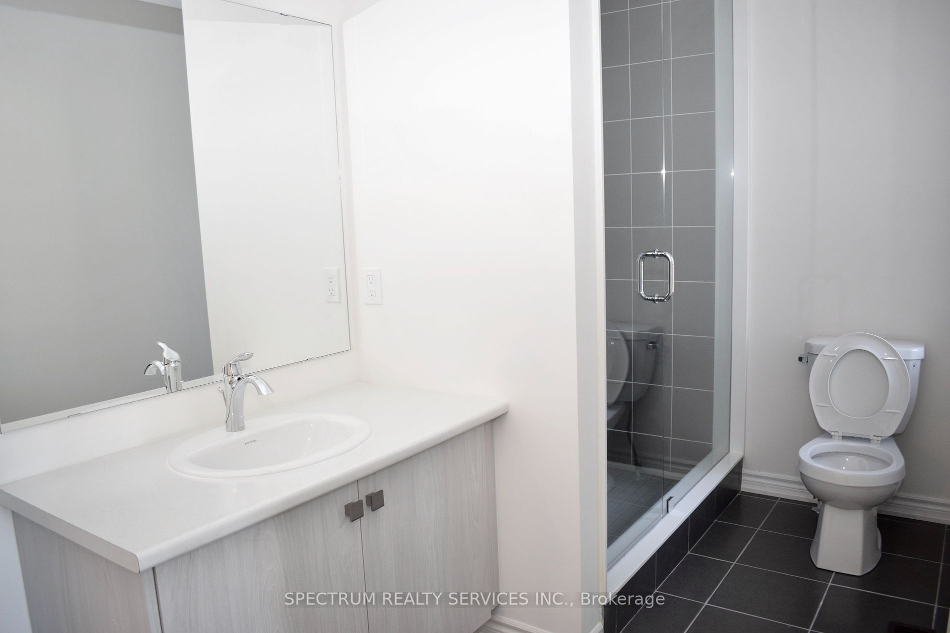 206 Ferragine Cres