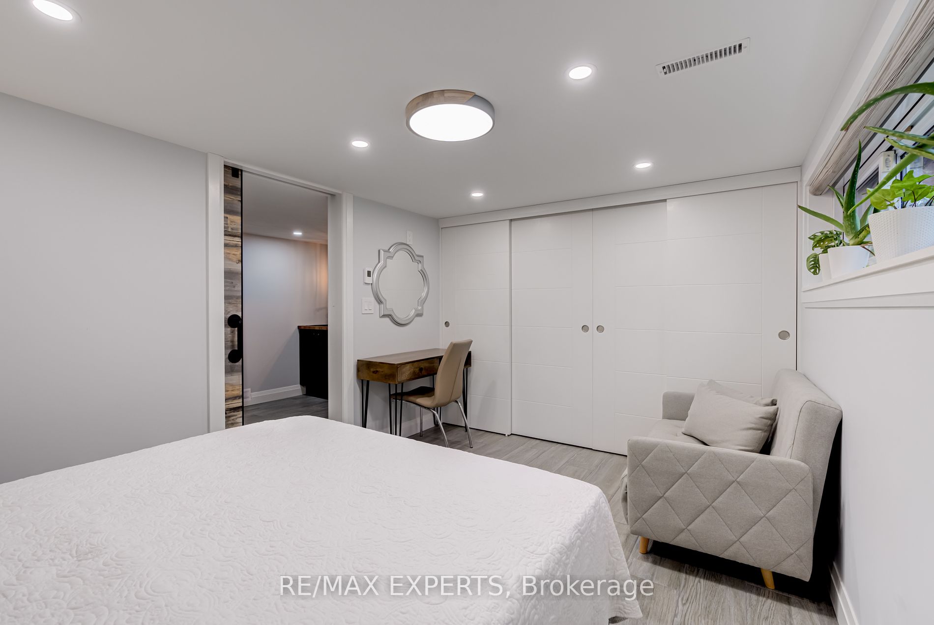 6 Cedar Cres