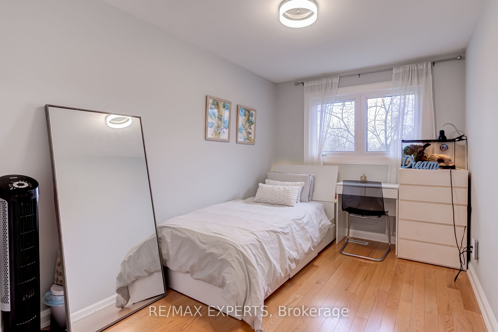 6 Cedar Cres