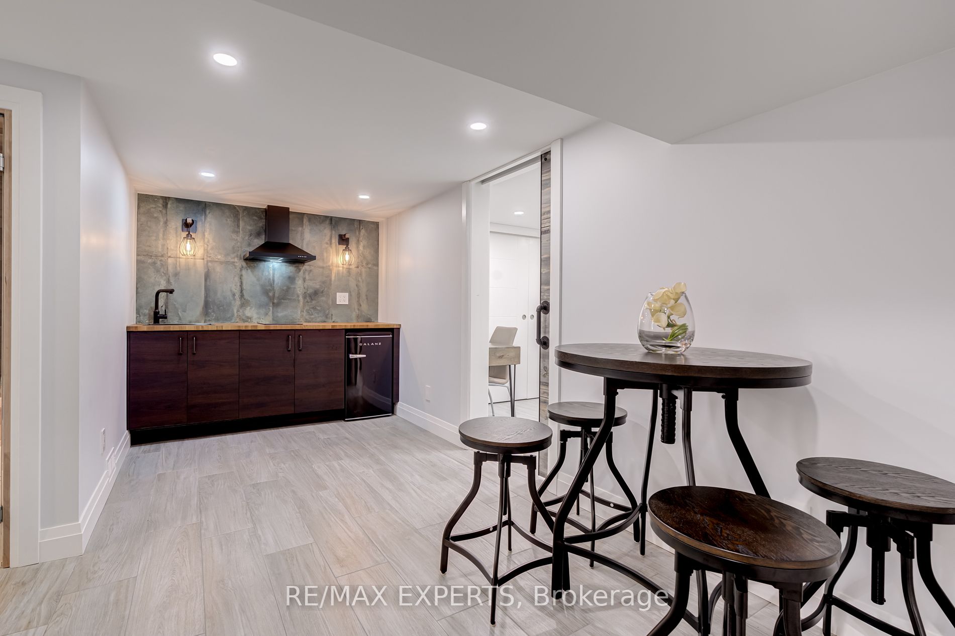 6 Cedar Cres