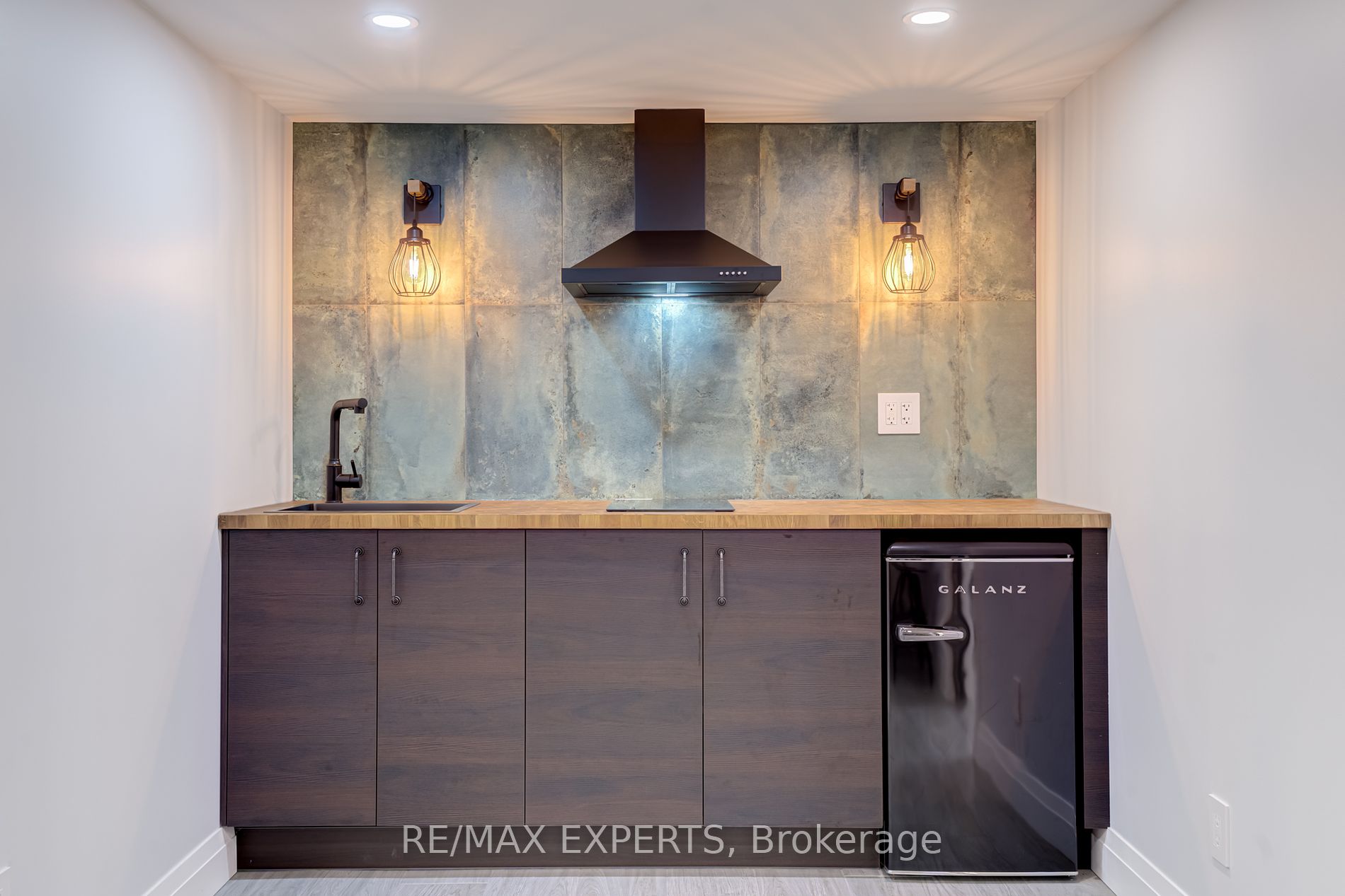 6 Cedar Cres