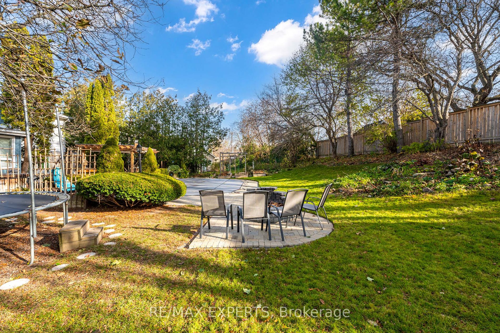 6 Cedar Cres