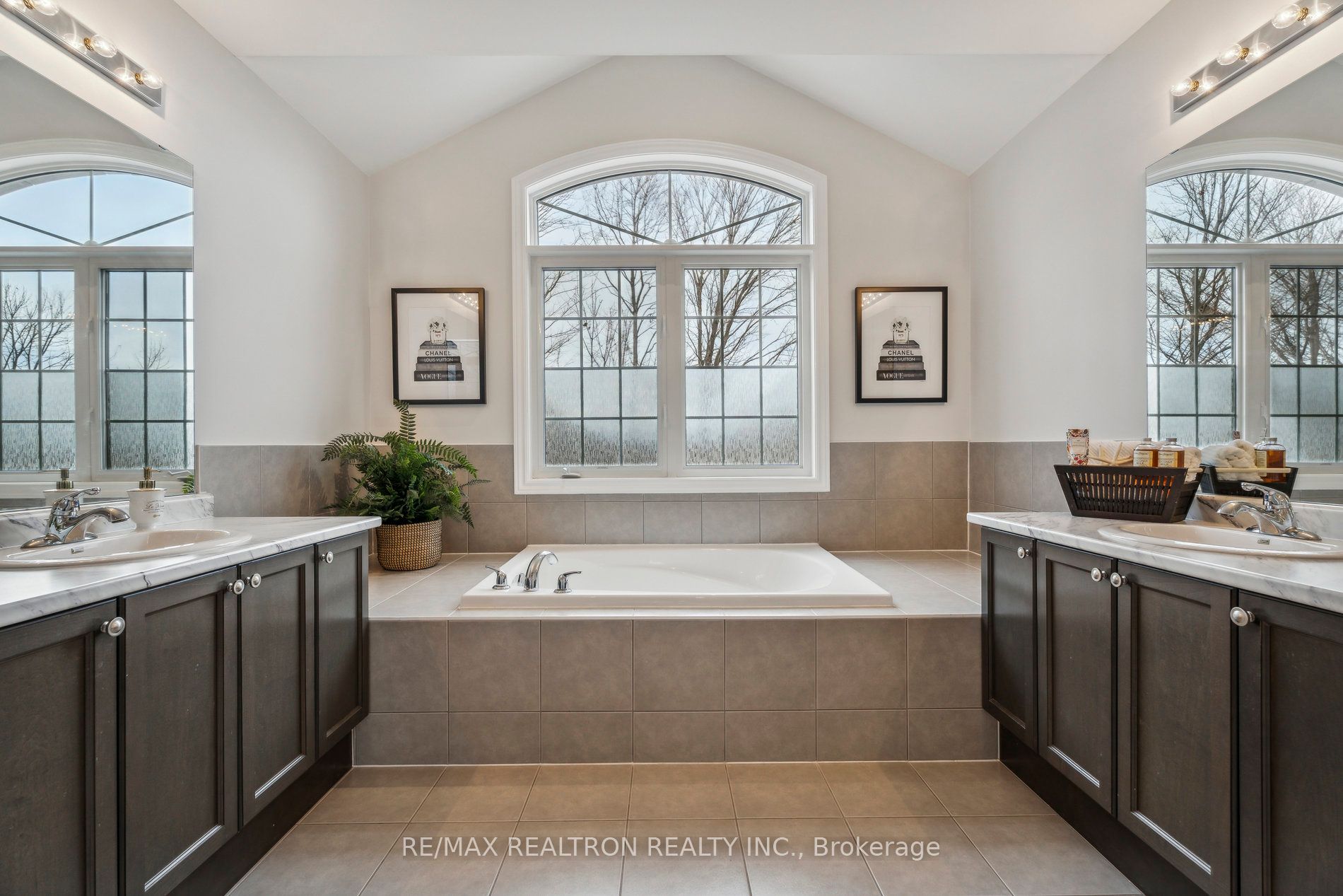2162 Dawson Crescent