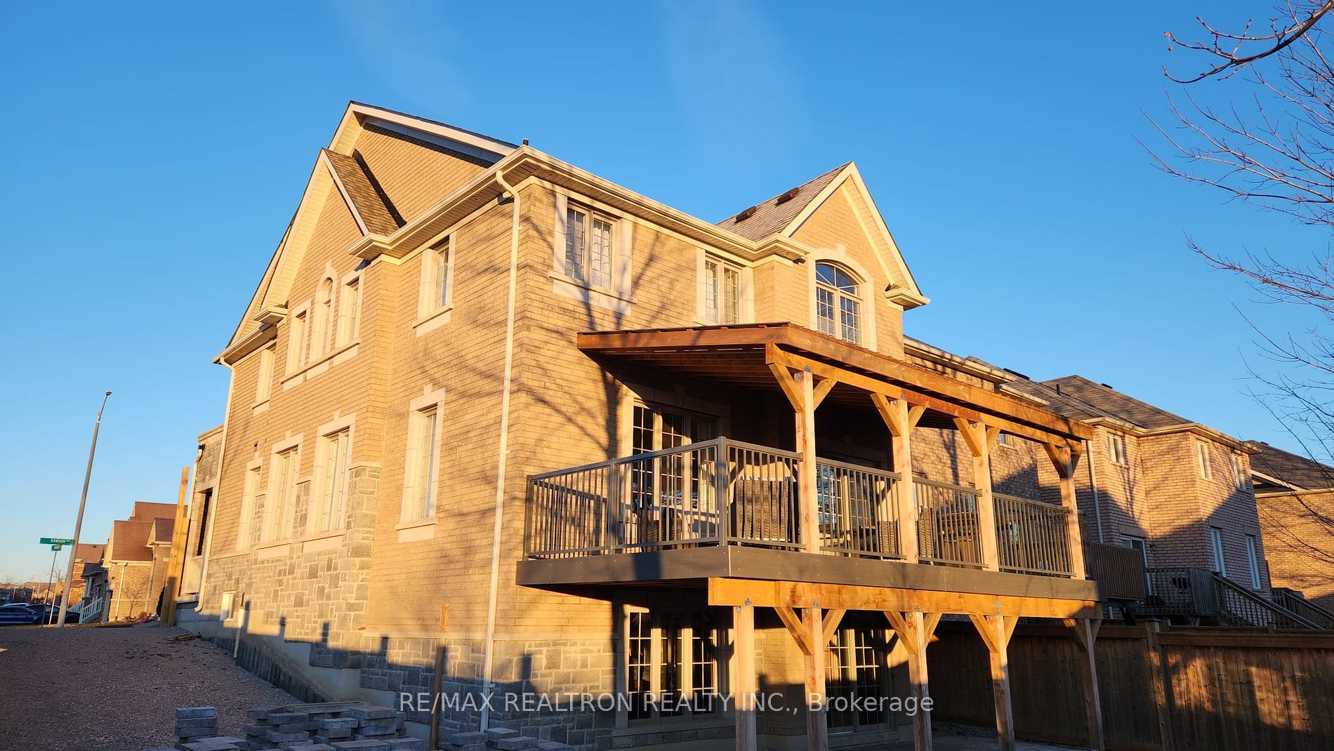 2162 Dawson Crescent