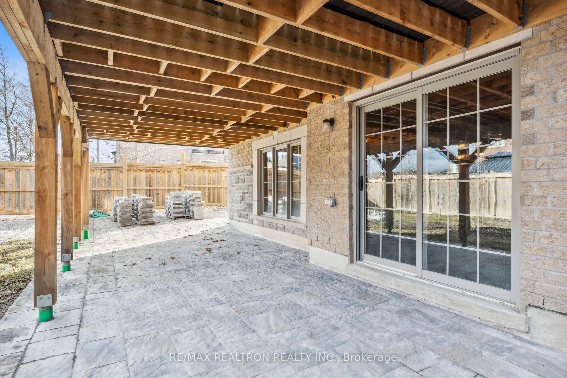 2162 Dawson Crescent
