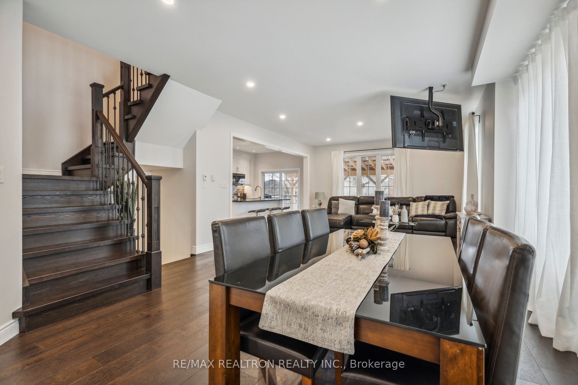 2162 Dawson Crescent