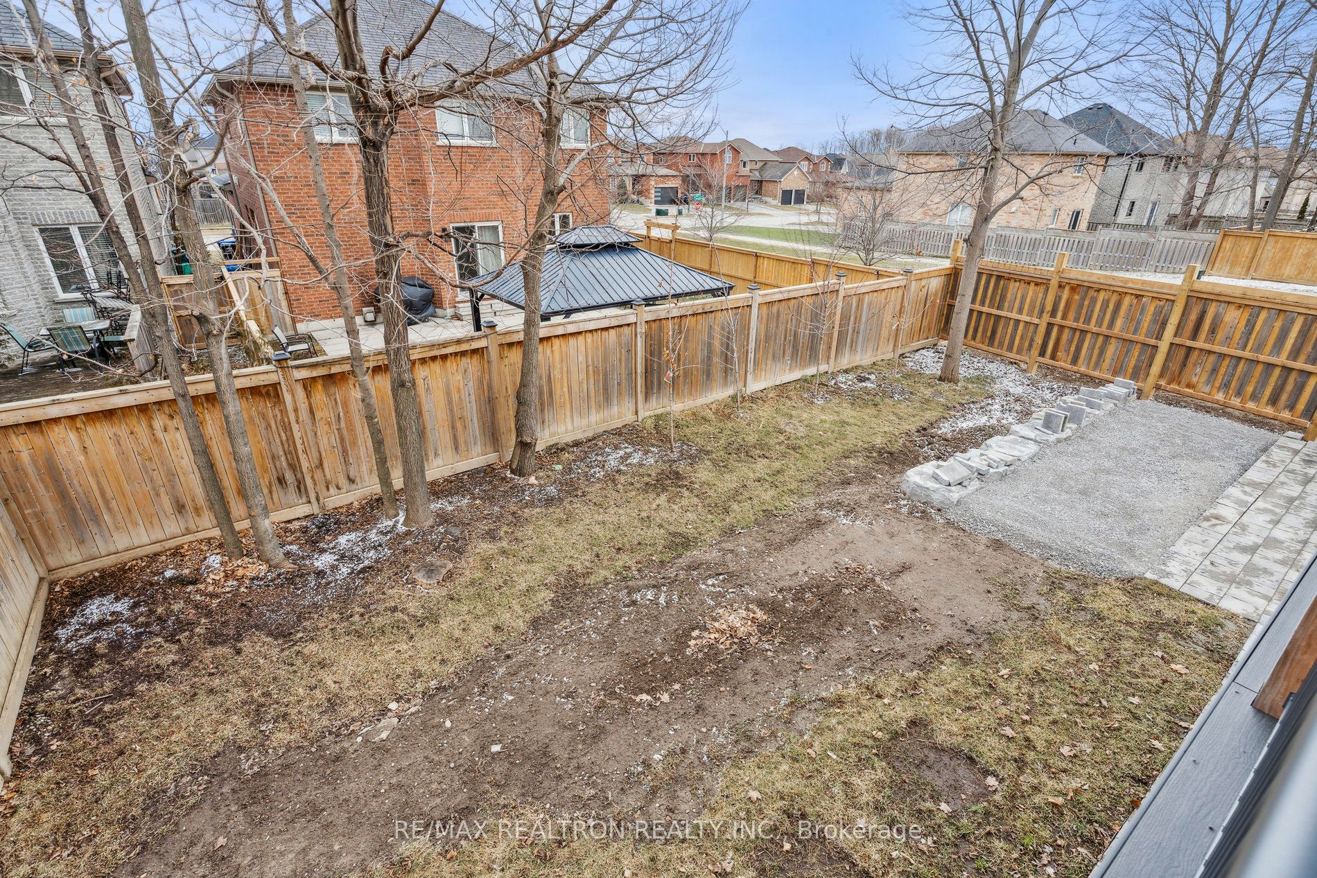 2162 Dawson Crescent