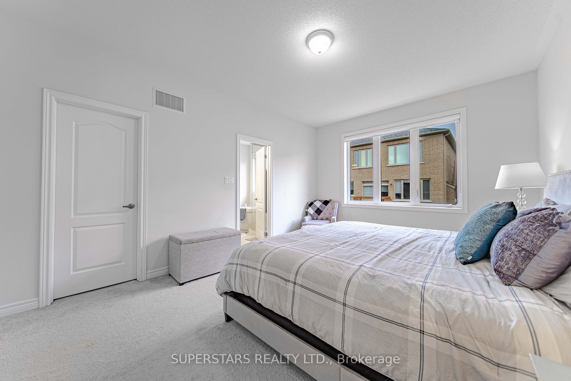 64 Falconridge Terr