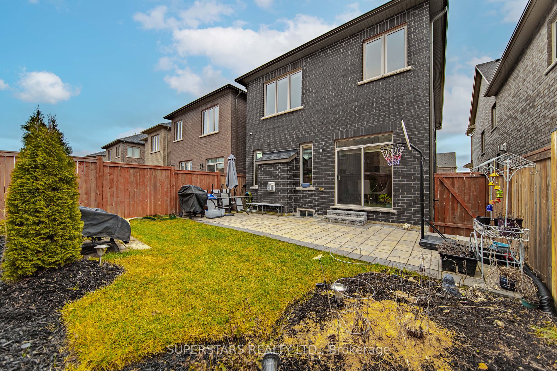 64 Falconridge Terr