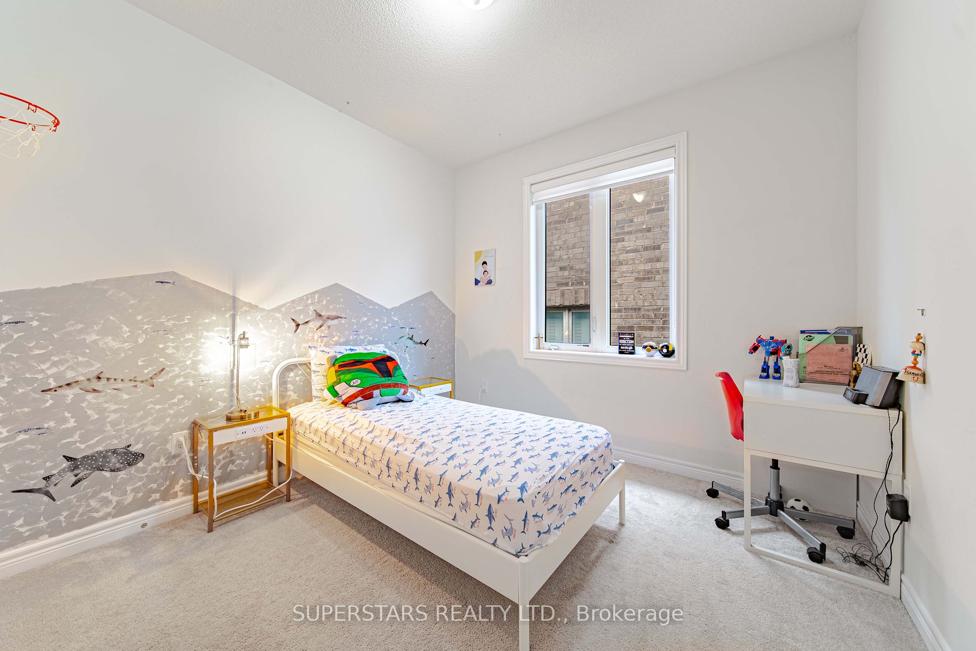 64 Falconridge Terr