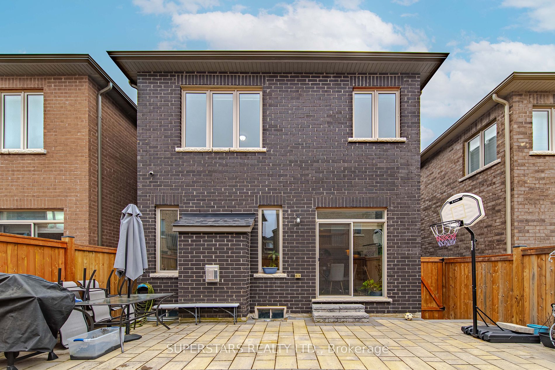 64 Falconridge Terr