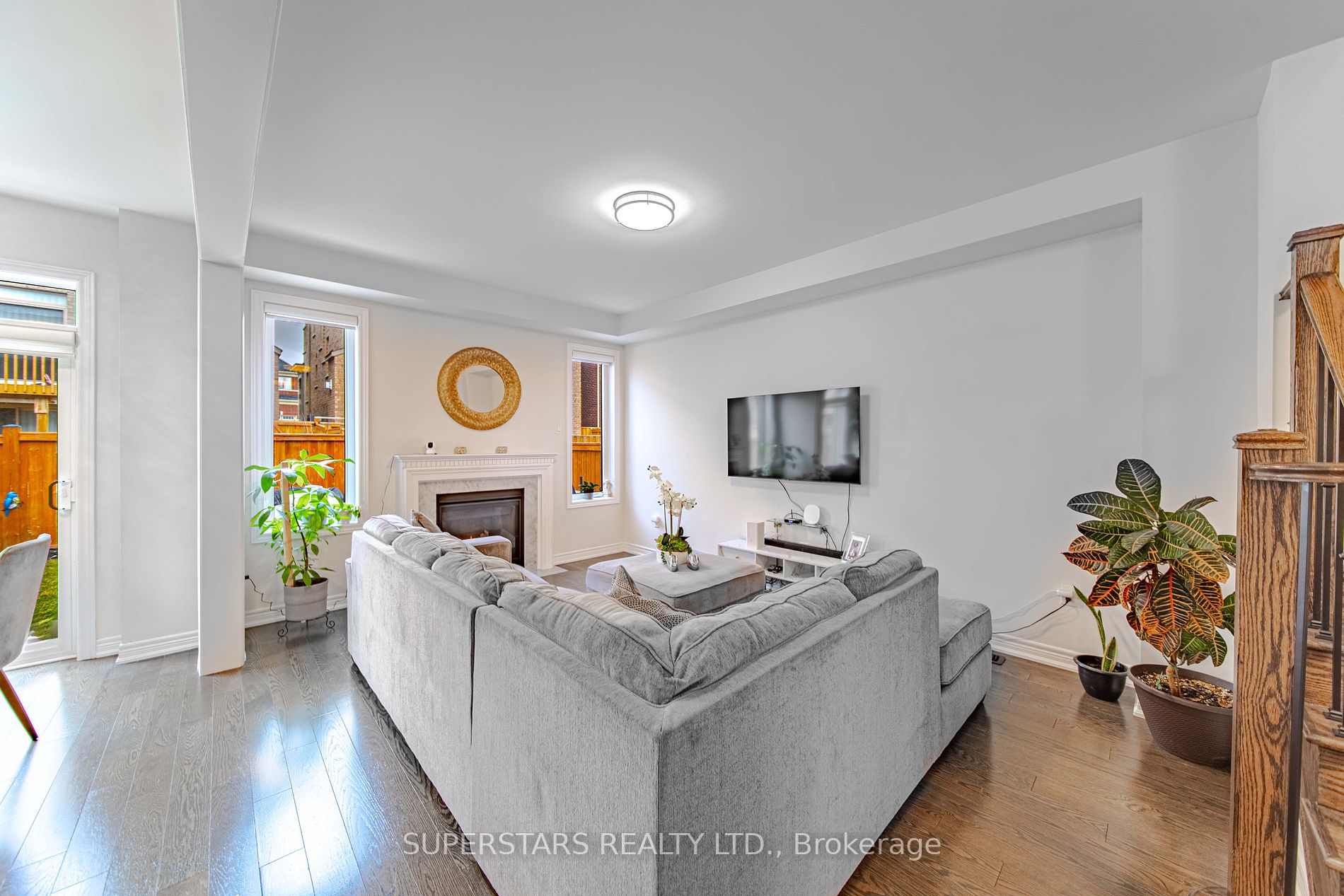 64 Falconridge Terr