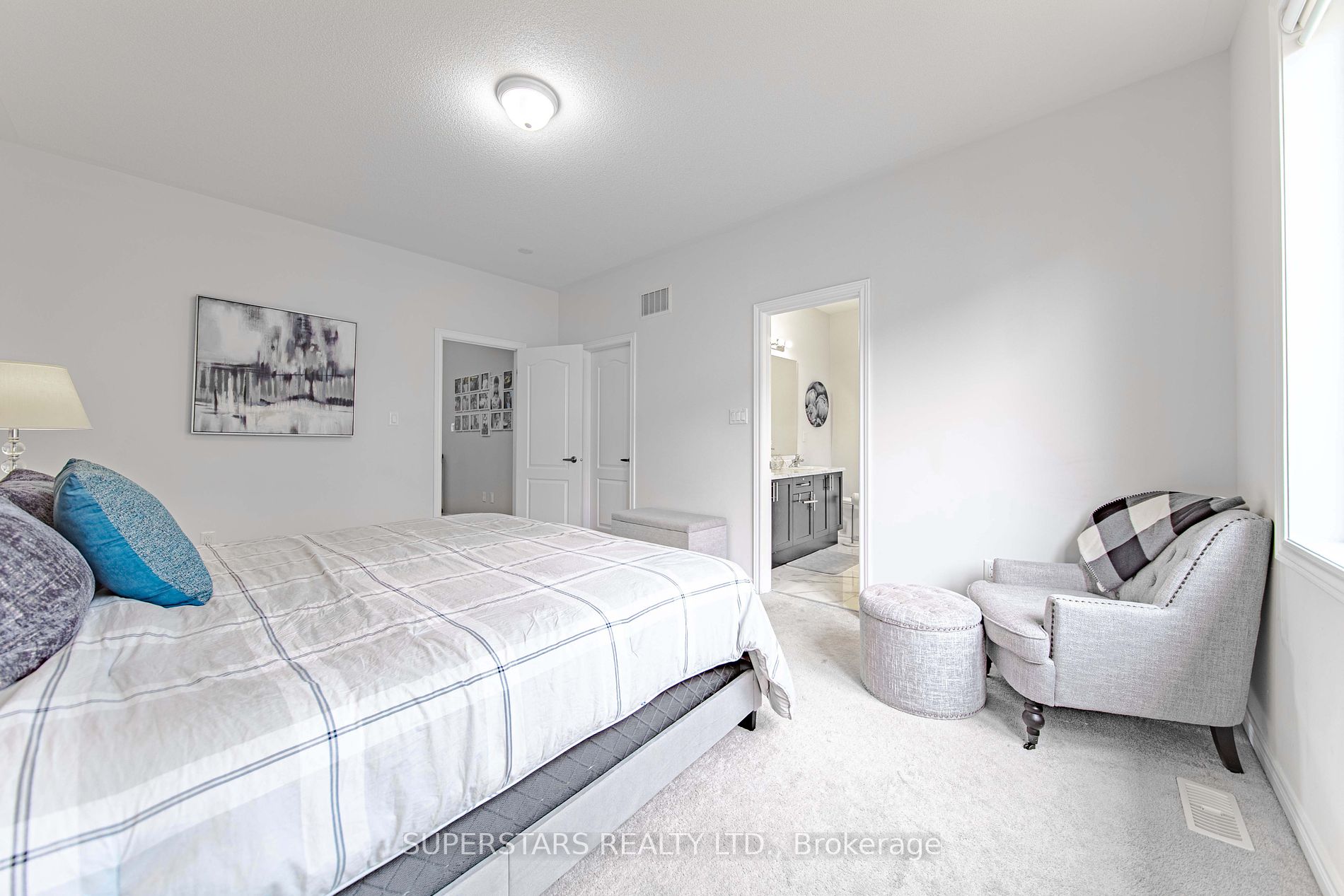 64 Falconridge Terr