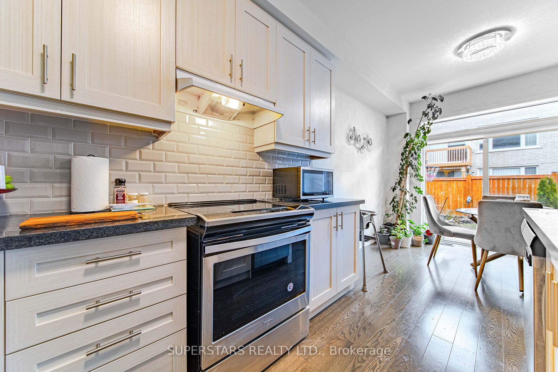 64 Falconridge Terr