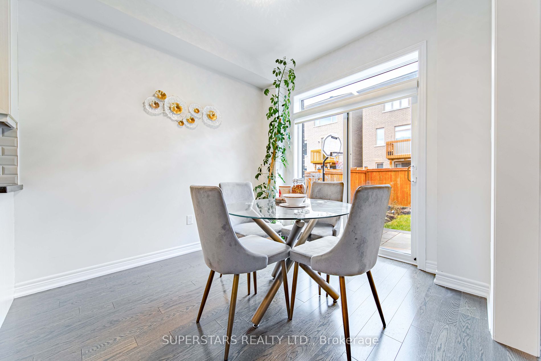 64 Falconridge Terr